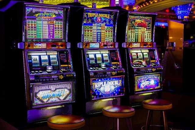 Eine Reihe von Echtgeld Spielautomaten im Casino.